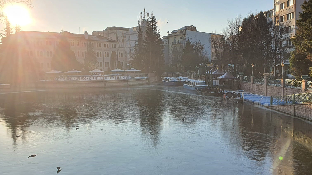 Porsuk'un Üzeri Buzla Kaplandı