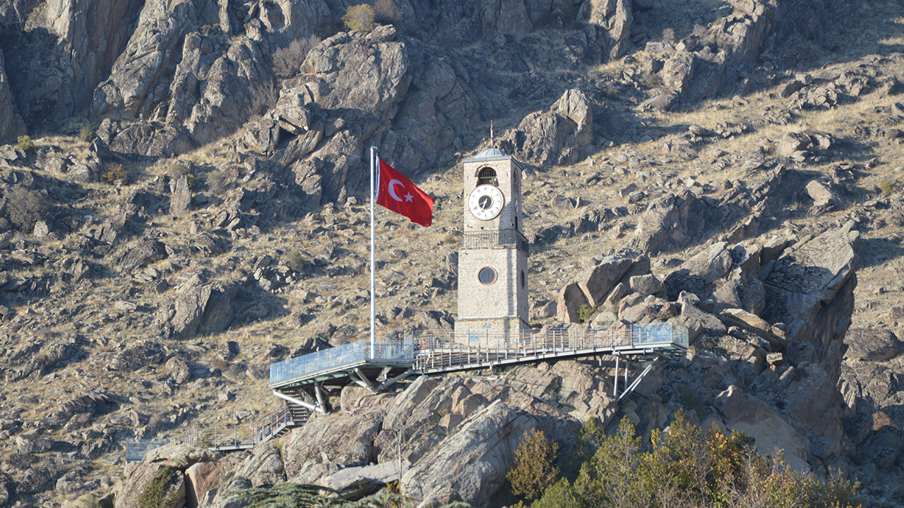 Saat Kulesi Bölgenin Gözde Yapıları Arasında Yer Alıyor