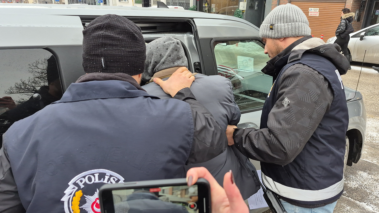 üvey babasını bıçaklayan şahıs tutuklandı