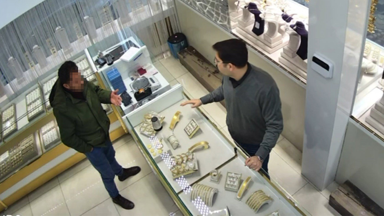 Sahte Bilezikleri Gerçek Altında Değiştirmek Istedi