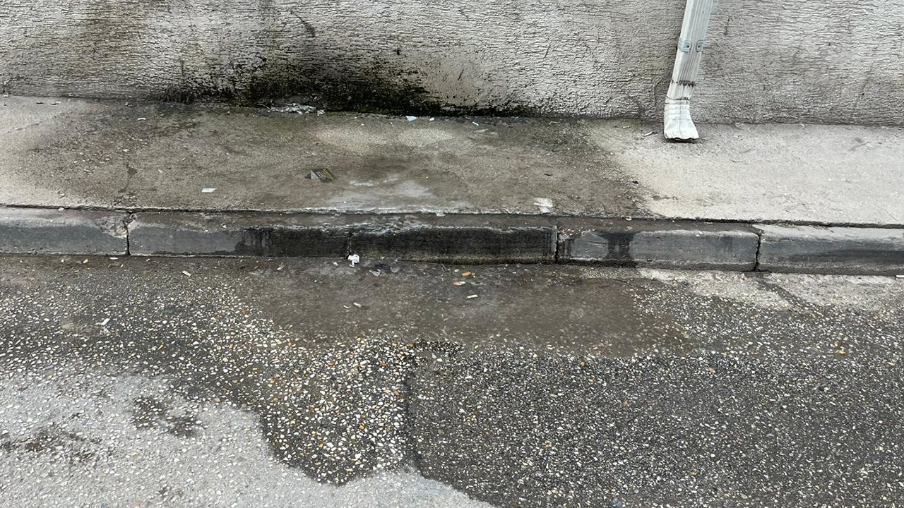 Sızan Su Kaldırımda Buzlanmaya Neden Oldu