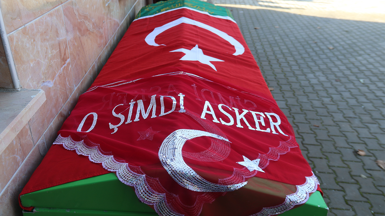 Tabutunun Üzerine ''O Şimdi Asker'' Yazılı Tülbent Örtüldü