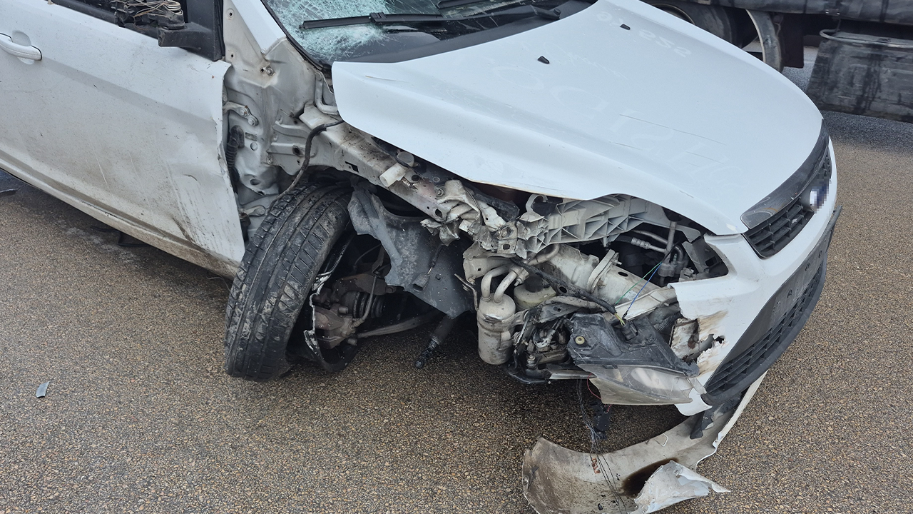 Tıra Çarpan Araçta Maddi Hasar Oluştu