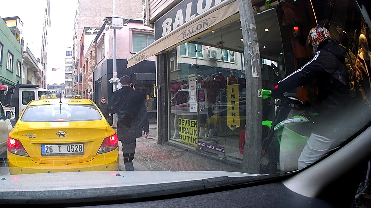 Trafiğe Takılmamak Için Kaldırımı Kullandı