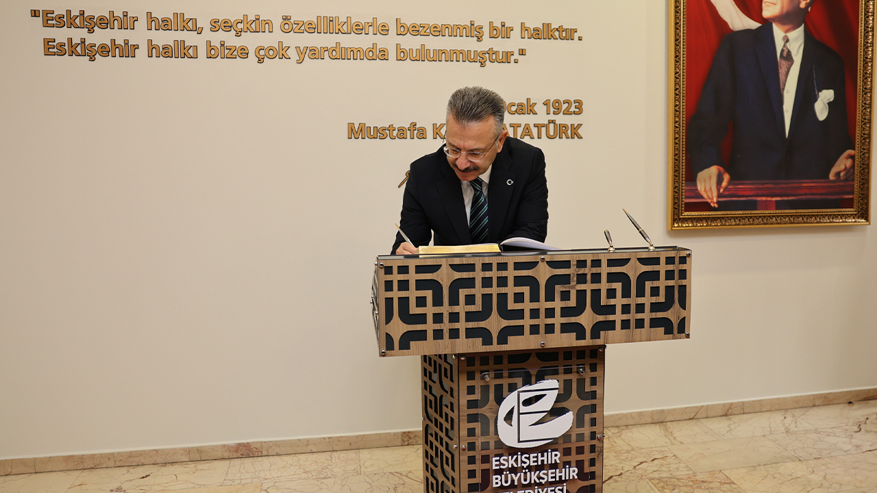 Vali Aksoy Şeref Defterini Imzaladı