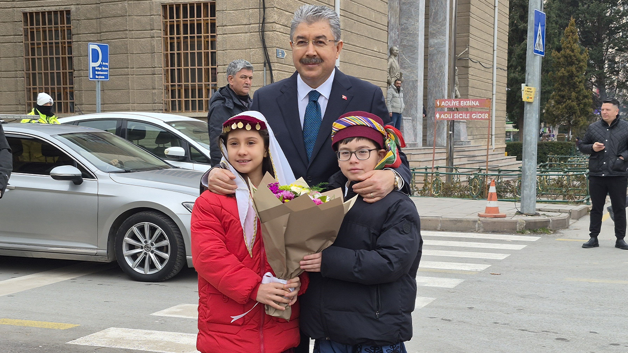 Vali Yılmaz Çocuklarla Hatıra Fotoğrafı Çektirdi