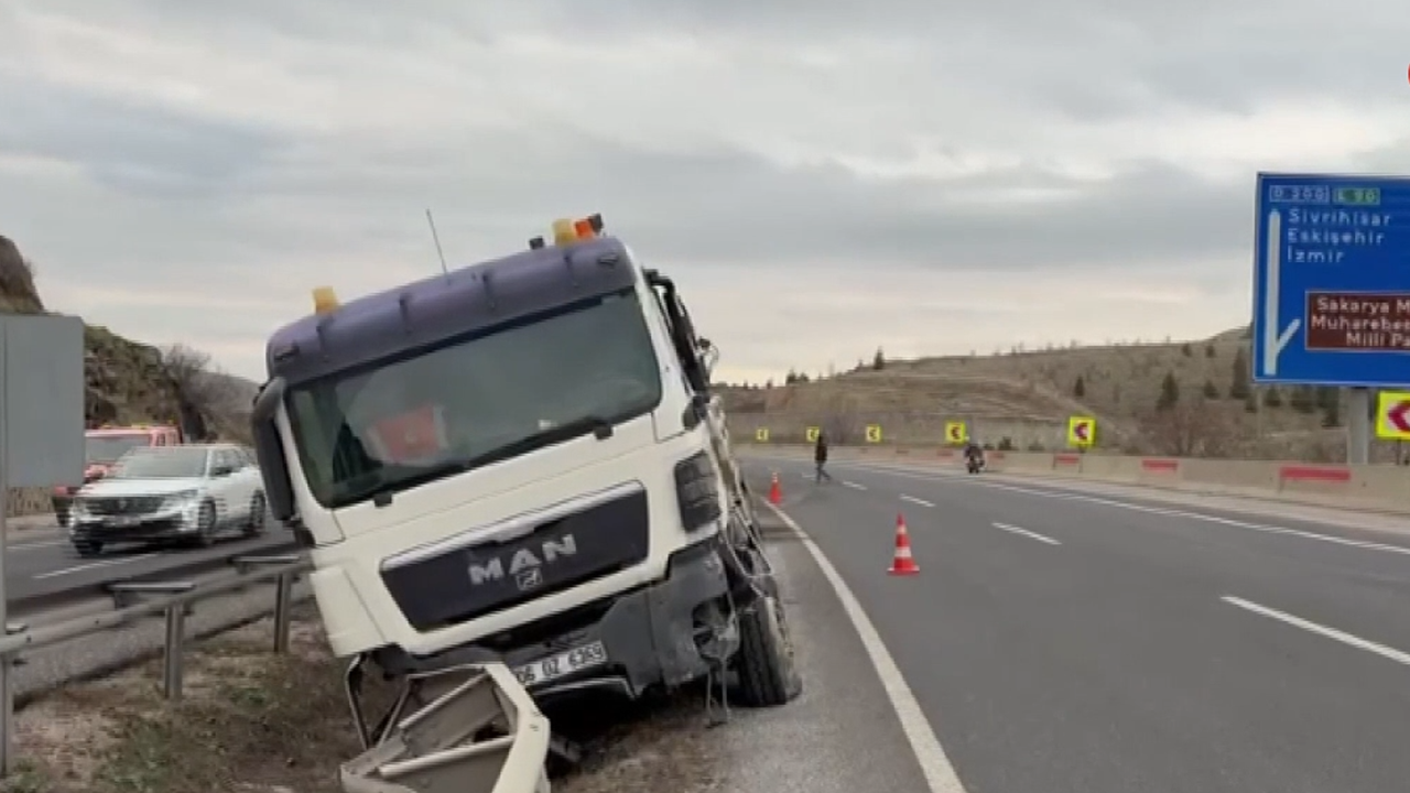 Vinç Bariyerlere Çarpıp Karşı Şeride Geçti