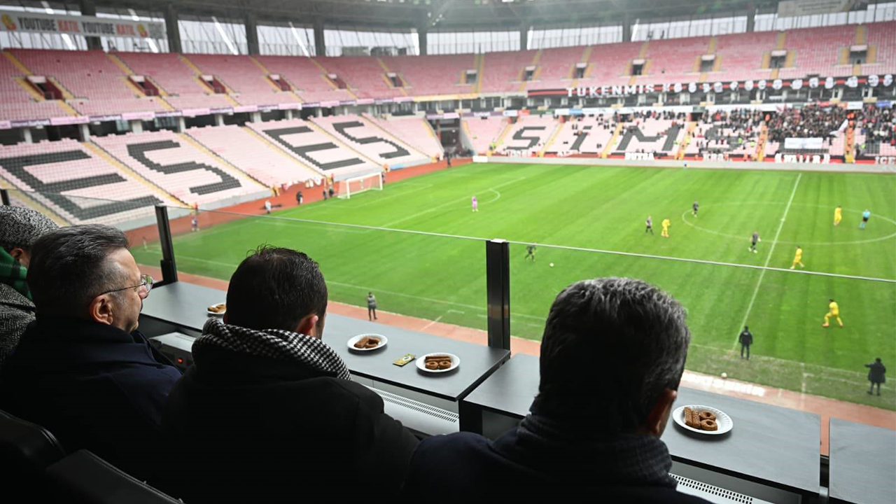 vali Aksoy Maçı Tribünden Takip Etti