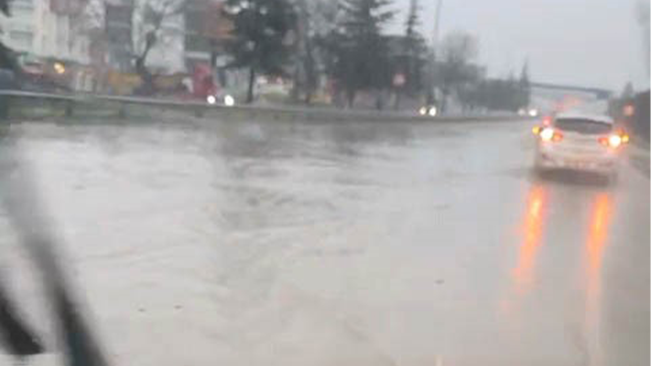 Yağışla Birlikte Yolda Gölet Oluştu