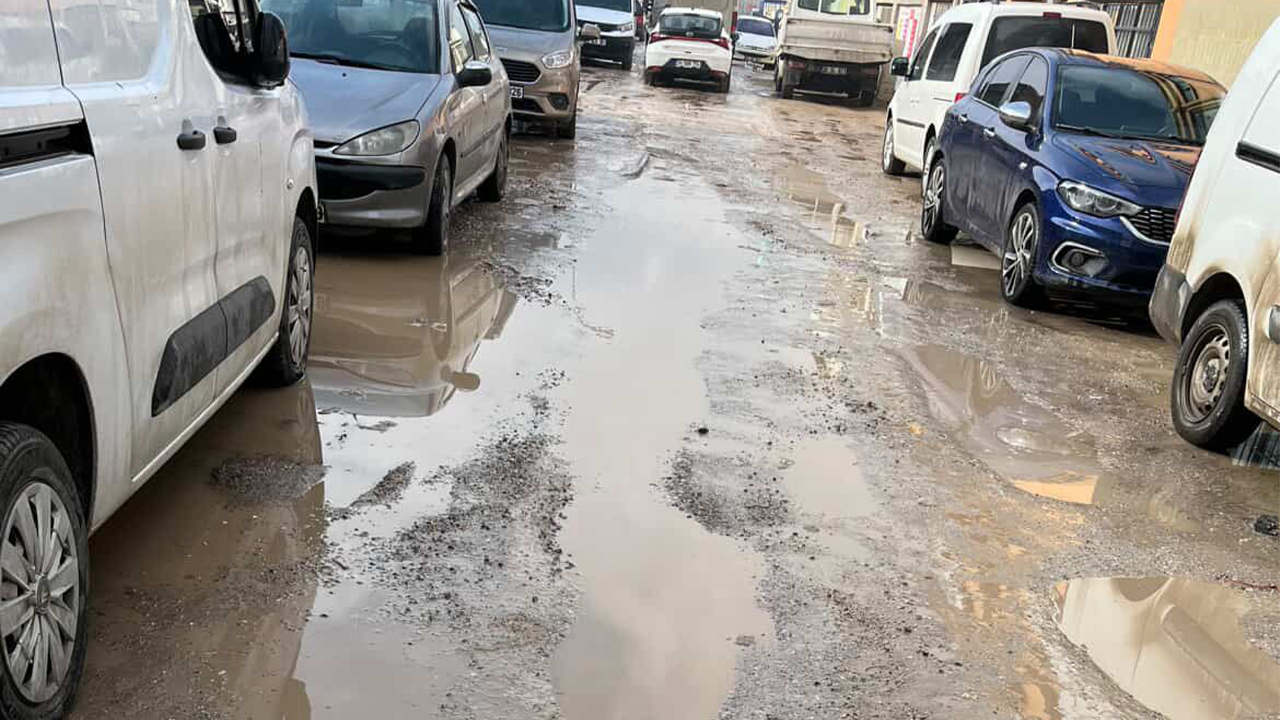 Yağışla Birlikte Yollar Bataklığa Döndü