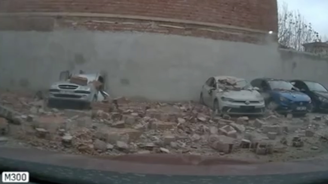 Yıkılan Duvar Ciddi Hasara Yol Açtı