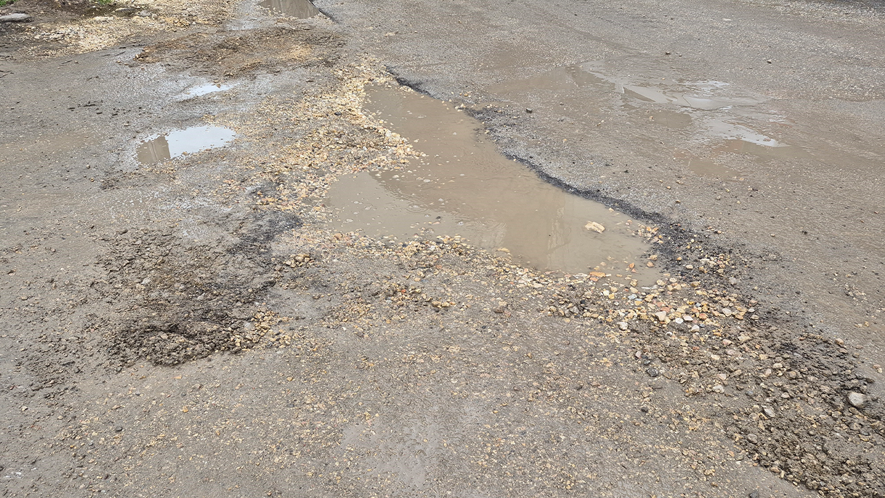 Yolda Oluşan Çukurlar Dikkat Çekti