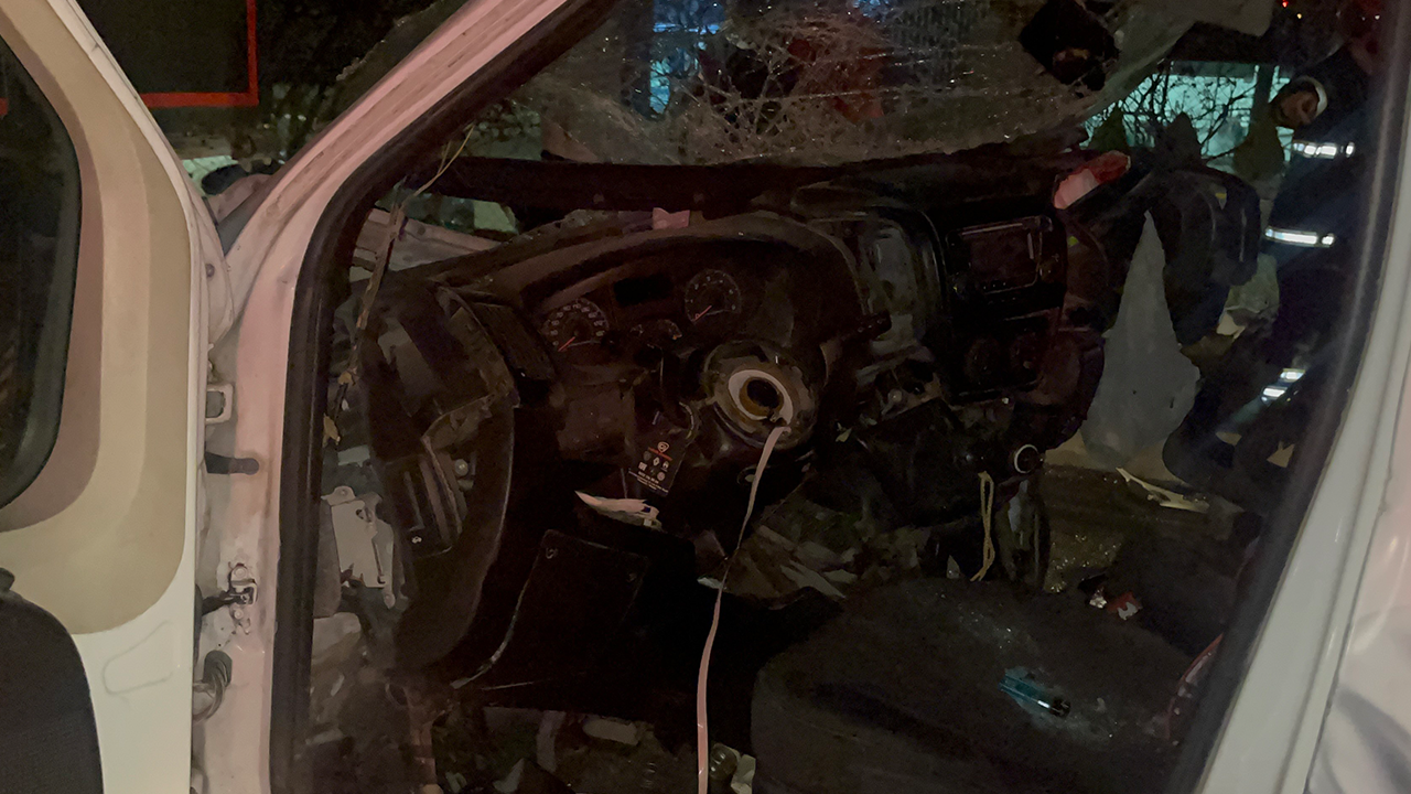 Araçta Sıkışan Iki Kışı Güçlükle Çıkarıldı