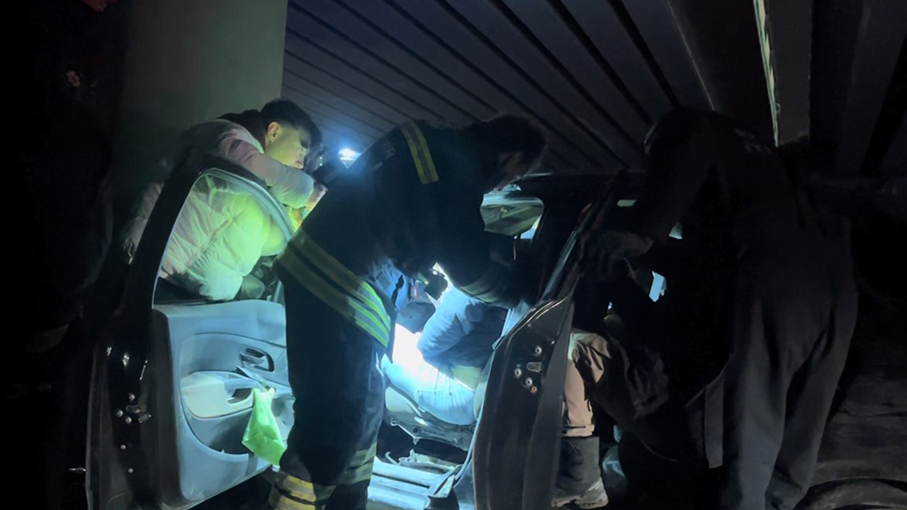 Araçta Sıkışıan 2 Kişi Ekiplerce Kurtarıldı