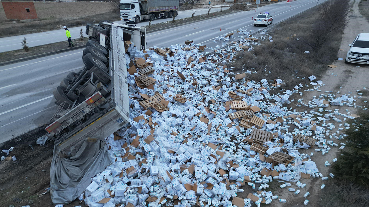 Devrilen Tırda Maddi Hasar Oluştu