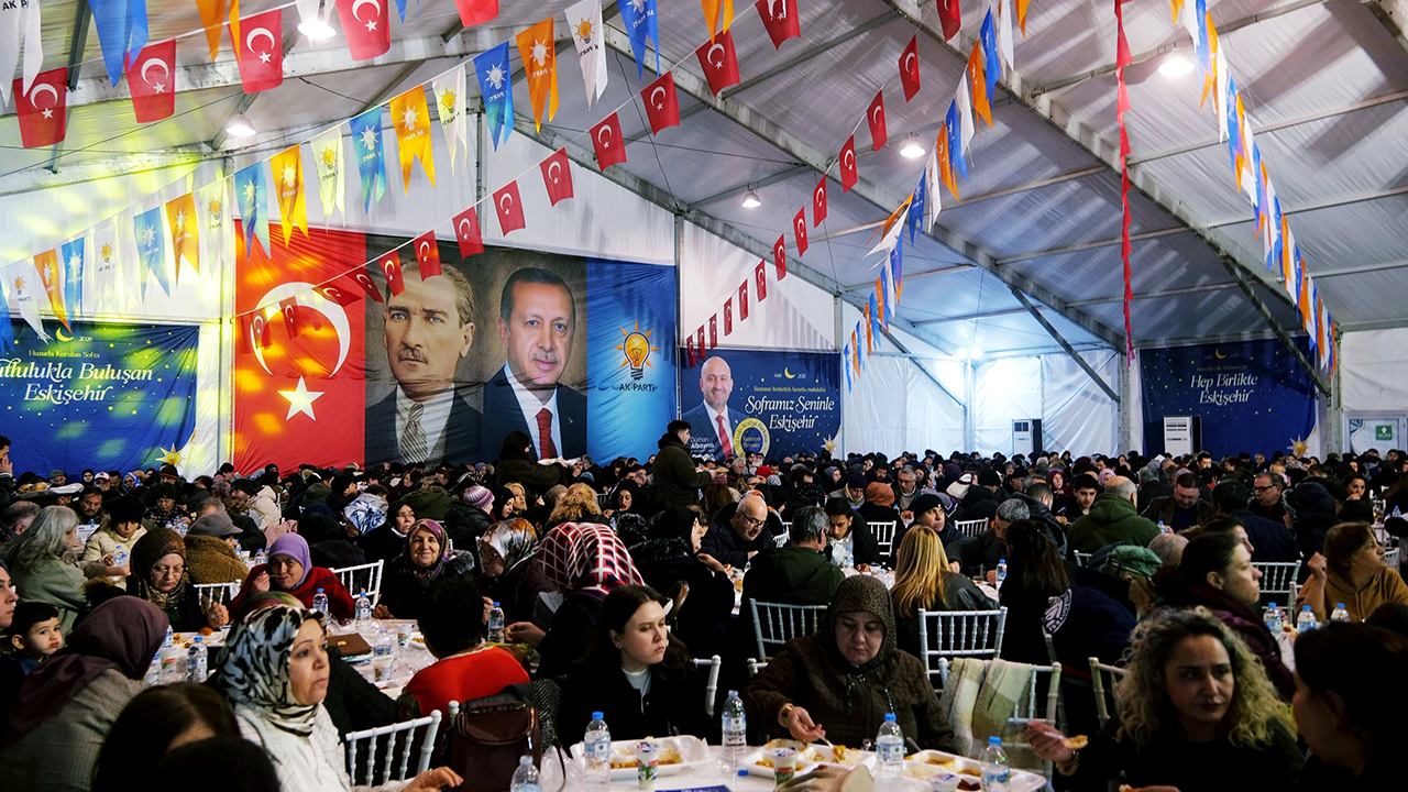 Eskişehir'de Iftar Çadırları Yoğun Ilgi Gördü