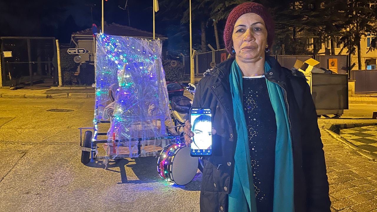 Eskişehir’de Rengarenk Davuluyla Torununa Umut Oluyor!