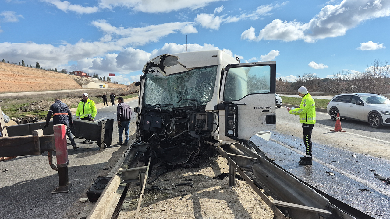 Feci Tır Kazasında Sürücü Yaralandı