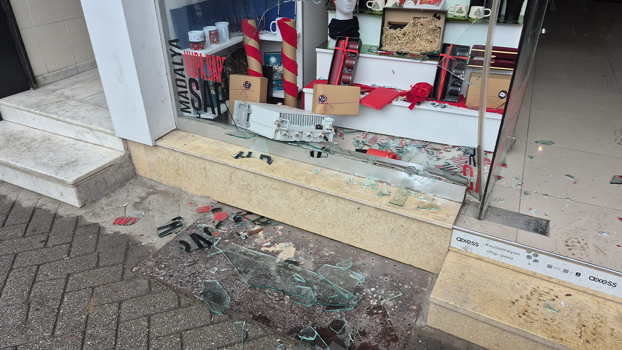 Işçiyle Birlikte Düşen Parçalar Çevreye Saçıldı