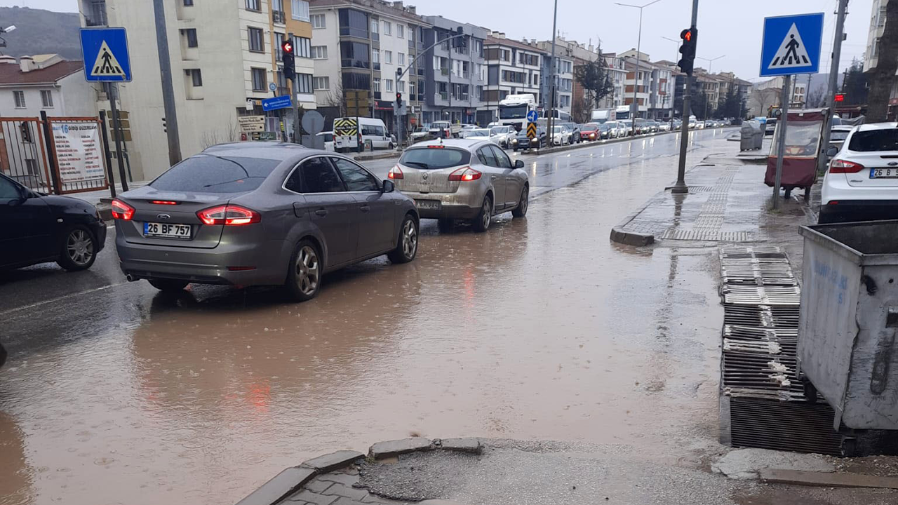 Kısa Sürede Yollarda Su Birikintileri Oluştu