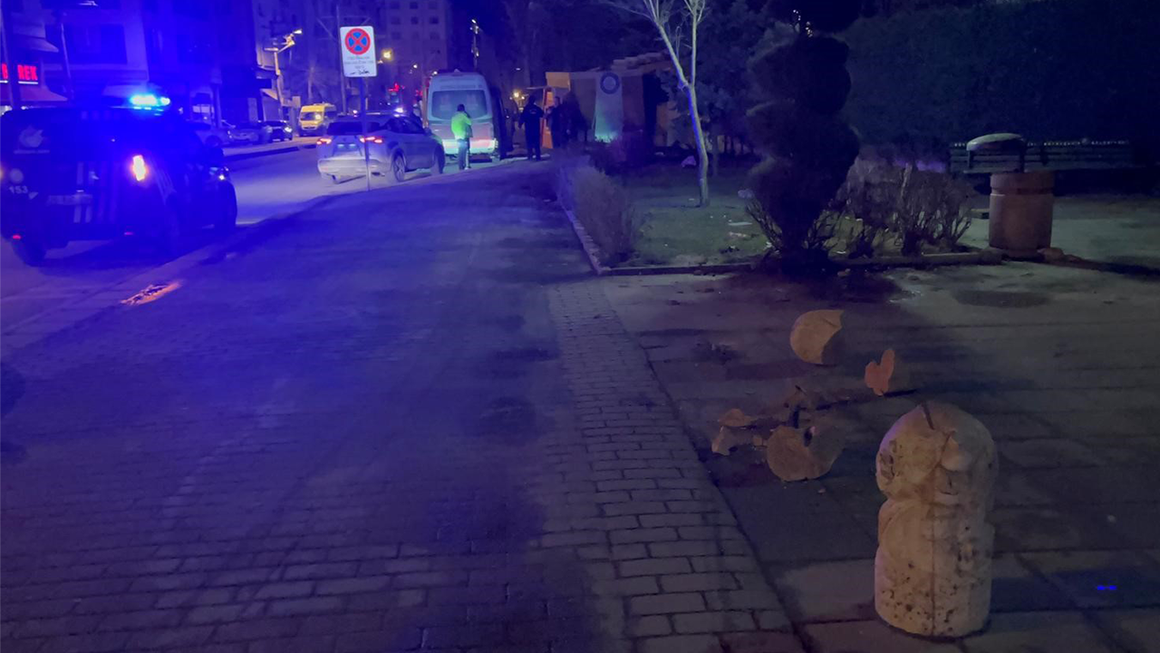 Kontrolden Çıkan Araç Beton Dumarları Parçaladı