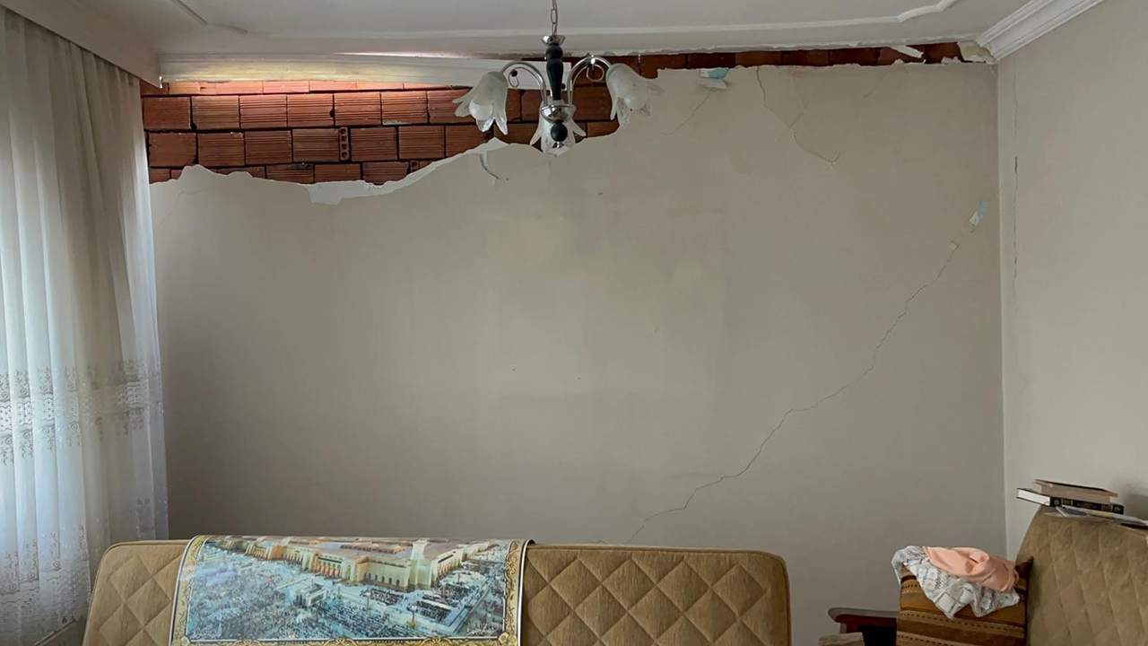 Molozlar Evin Salonuna Doldu