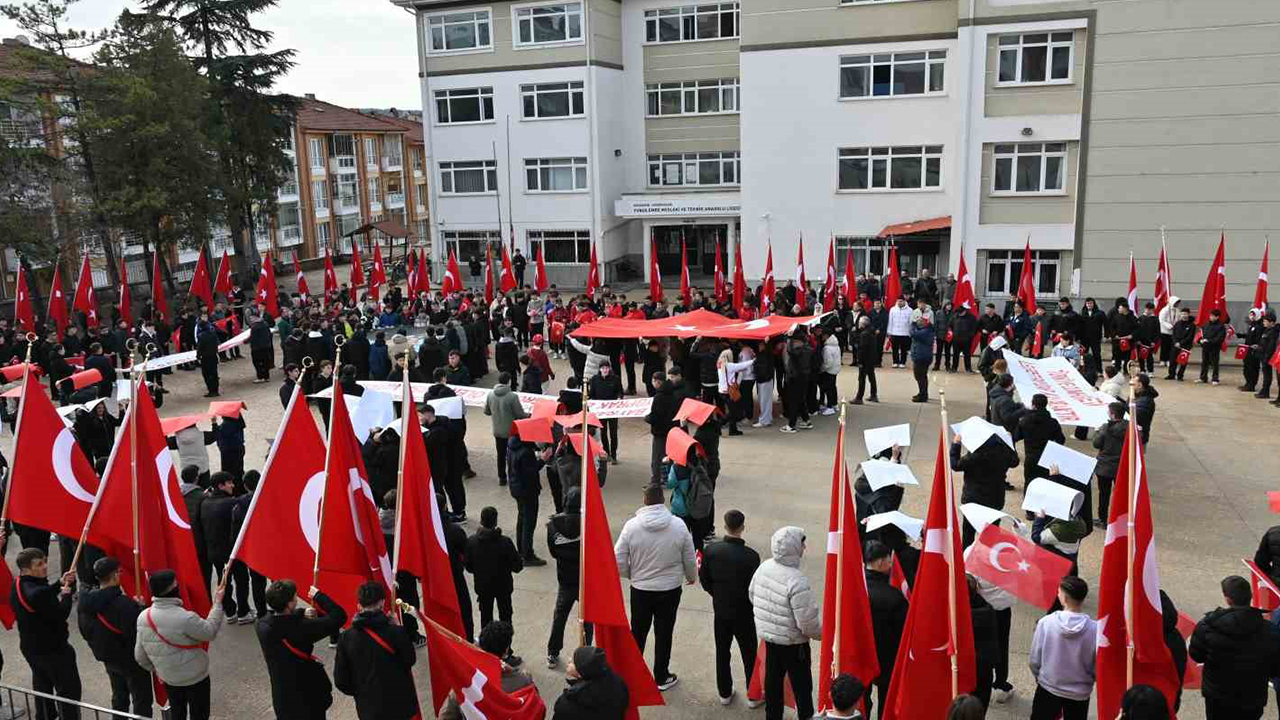 Öğrenciler Yeni Döneme Türk Bayraklarıyla Başladı