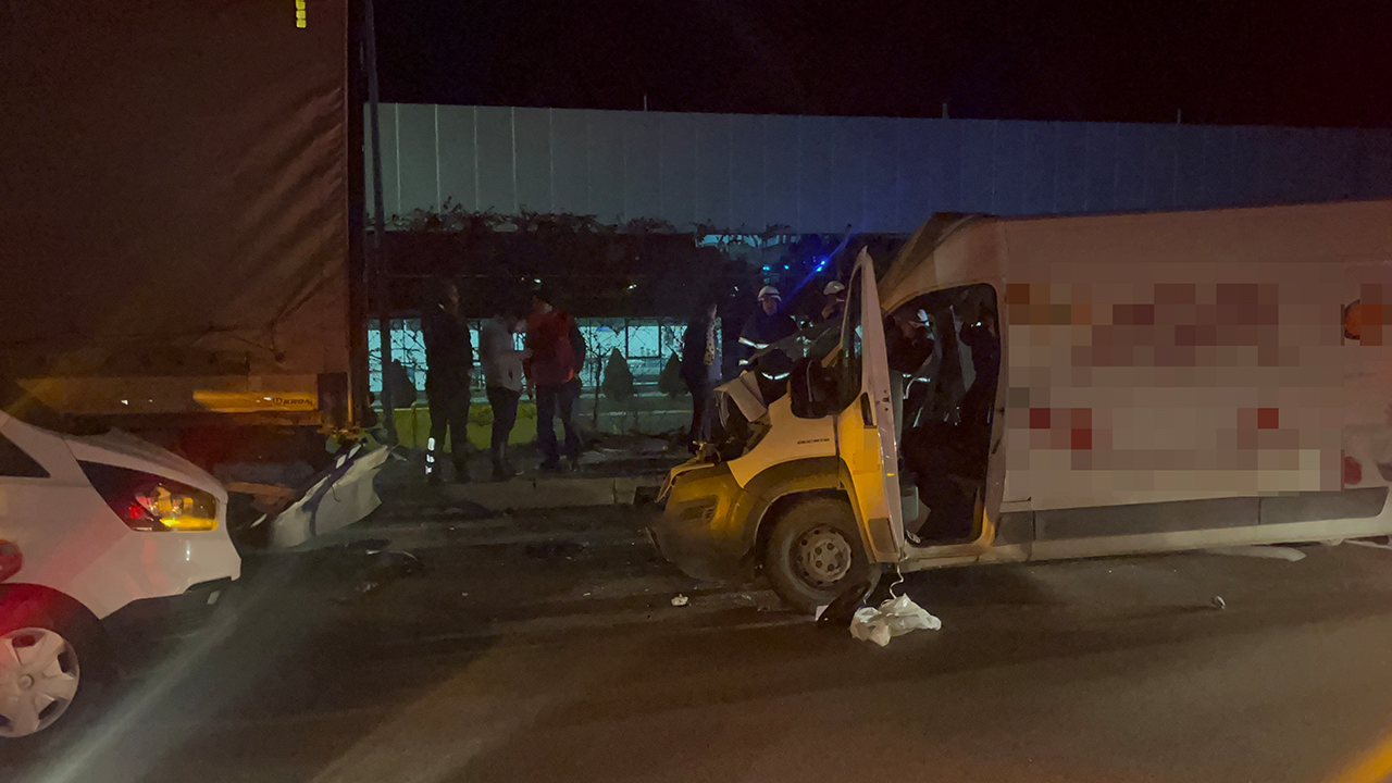 Panelvan Araç Tır Dorsesine Adeta Saplandı