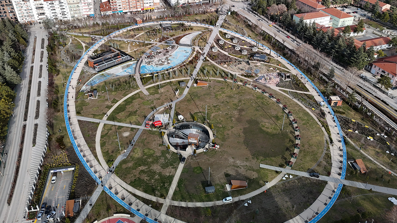 Parkta Baştan Sona Yenileme Çalışmaları Yapıldı