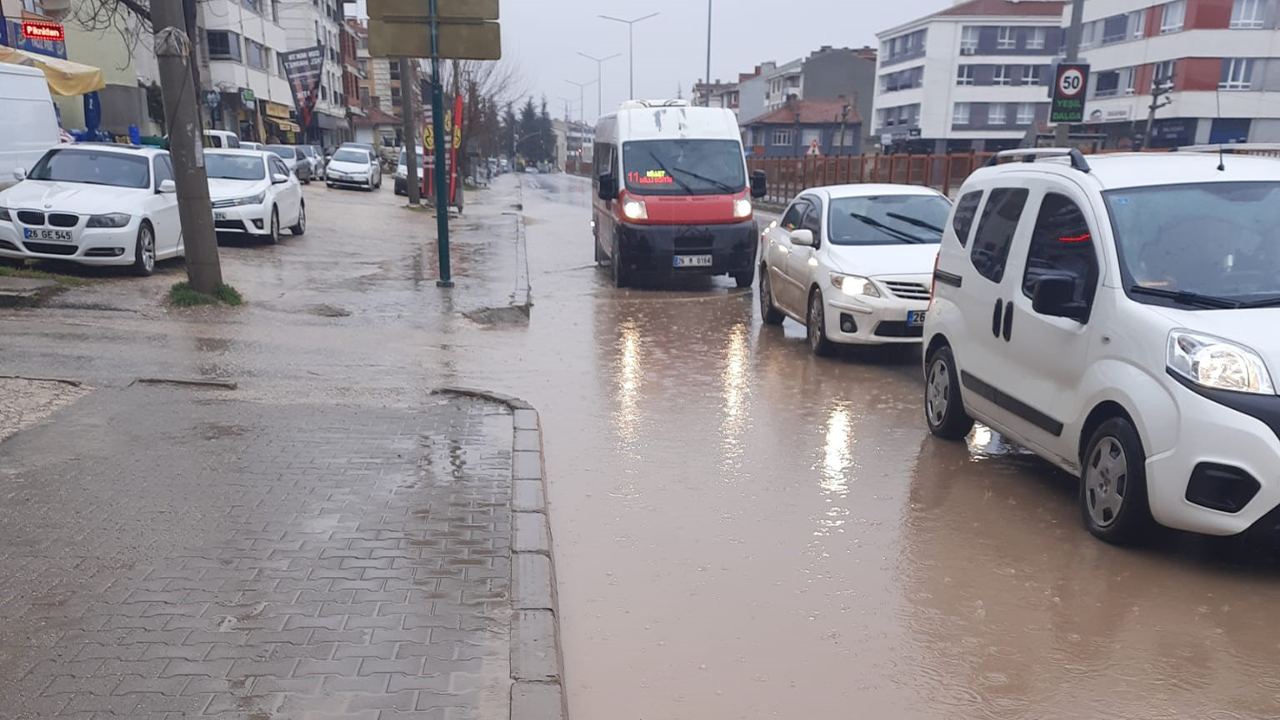 Sürücüler Ve Yayalar Göle Dönen Yollarda Zorluk Yaşadı