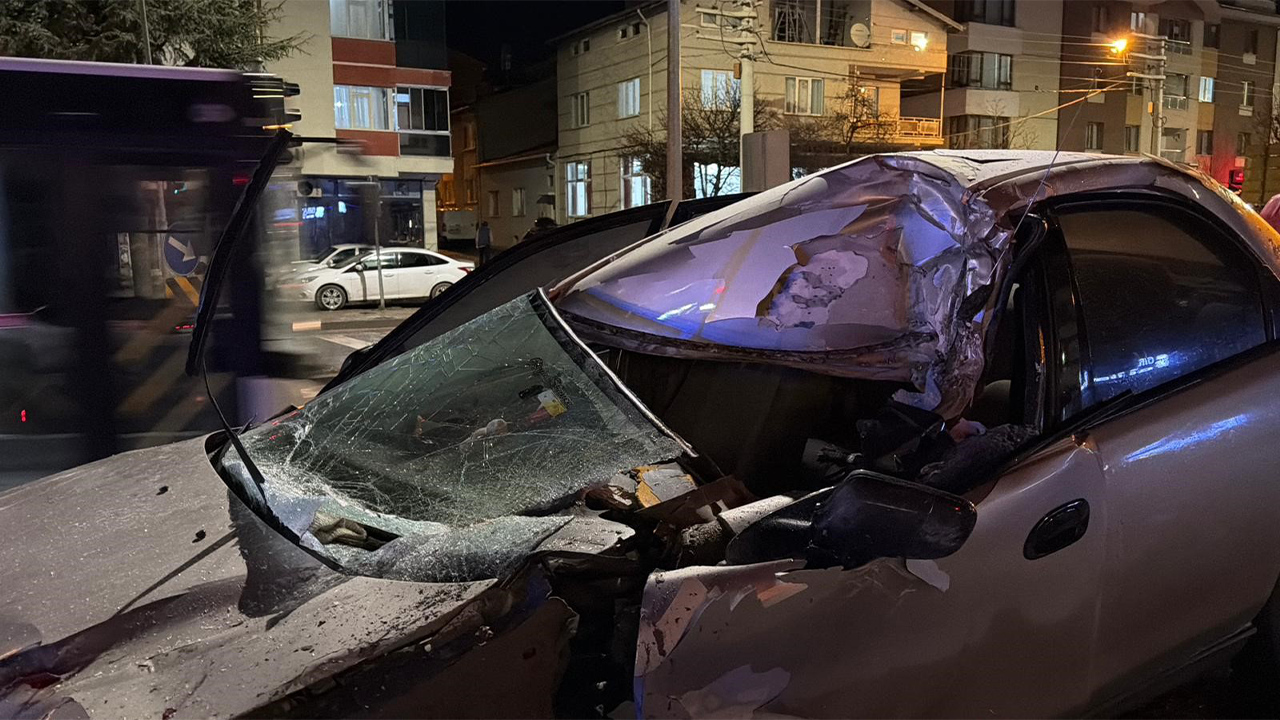 Tıra Arkadan Çarpan Sürücü Araçta Sıkıştı