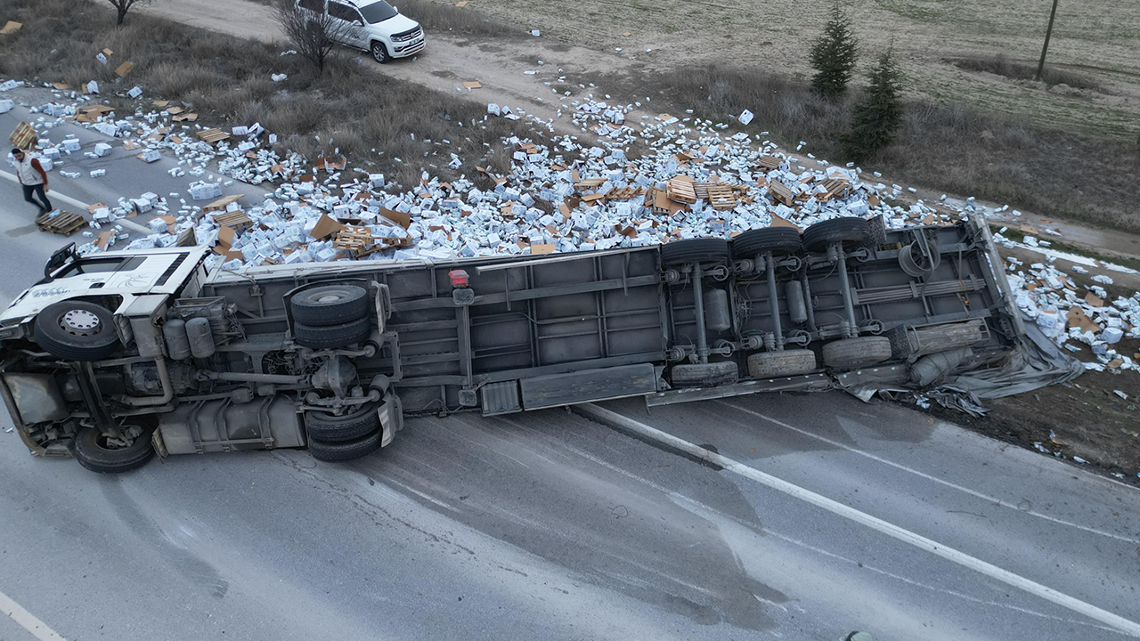 Tırın Devrilmesi Sonucu Karayolu Geçici Olarak Trafiğe Kapandı