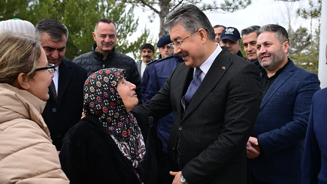 Vali Yılmaz Kabir Ziyaretinde Aileyle Bir Araya Geldi