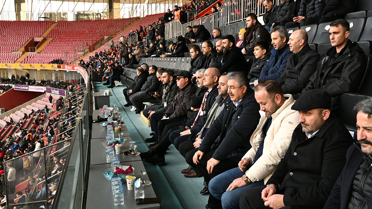 Vali Yılmaz Maçı Tribünden Takip Etti