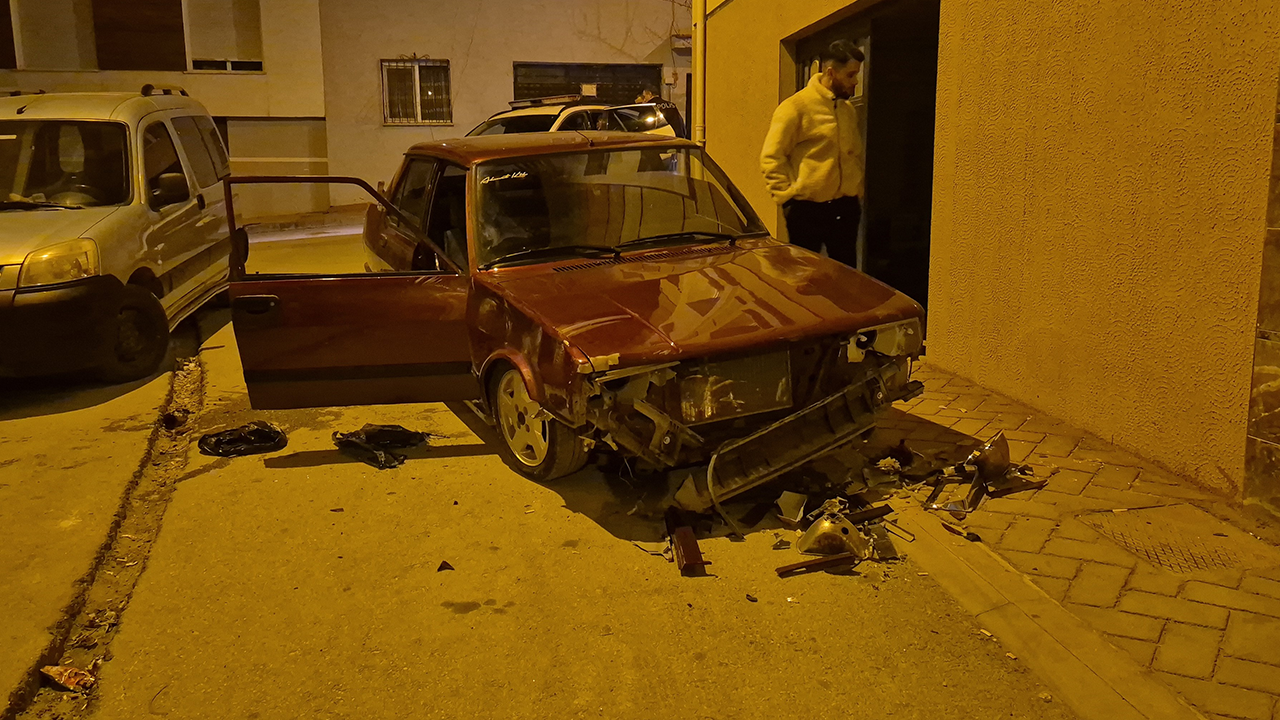 Arabasını Sokak Ortasında Parçaladı