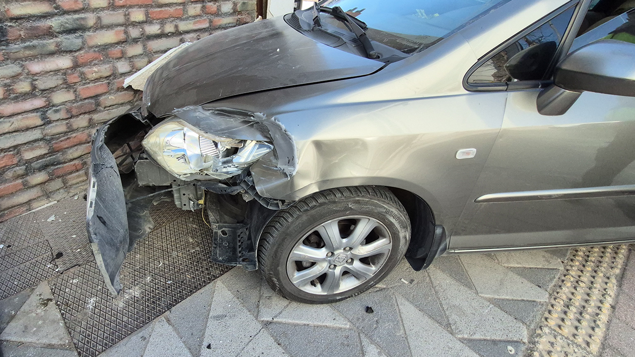 Aracın Ön Bölümünde Maddi Hasar Oluştu