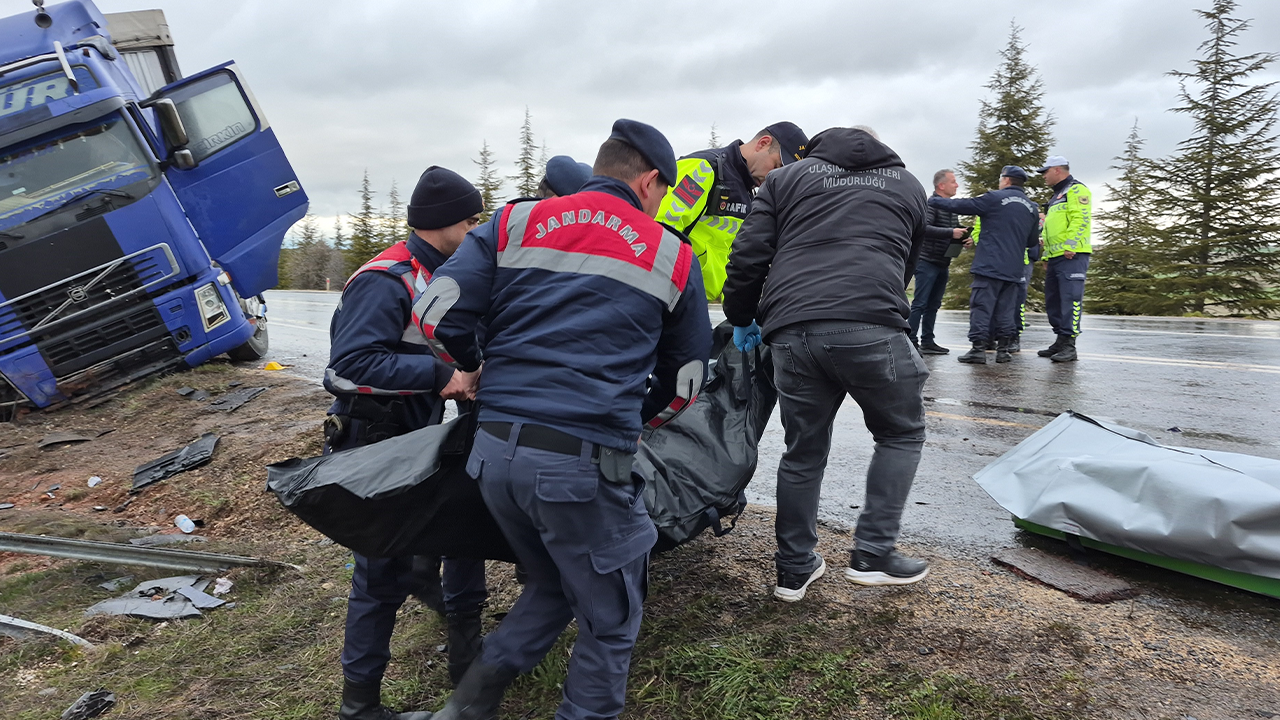 Araçtaki 1 Kişi Hayatını Kaybetti, 2 Kişi Yaralandı