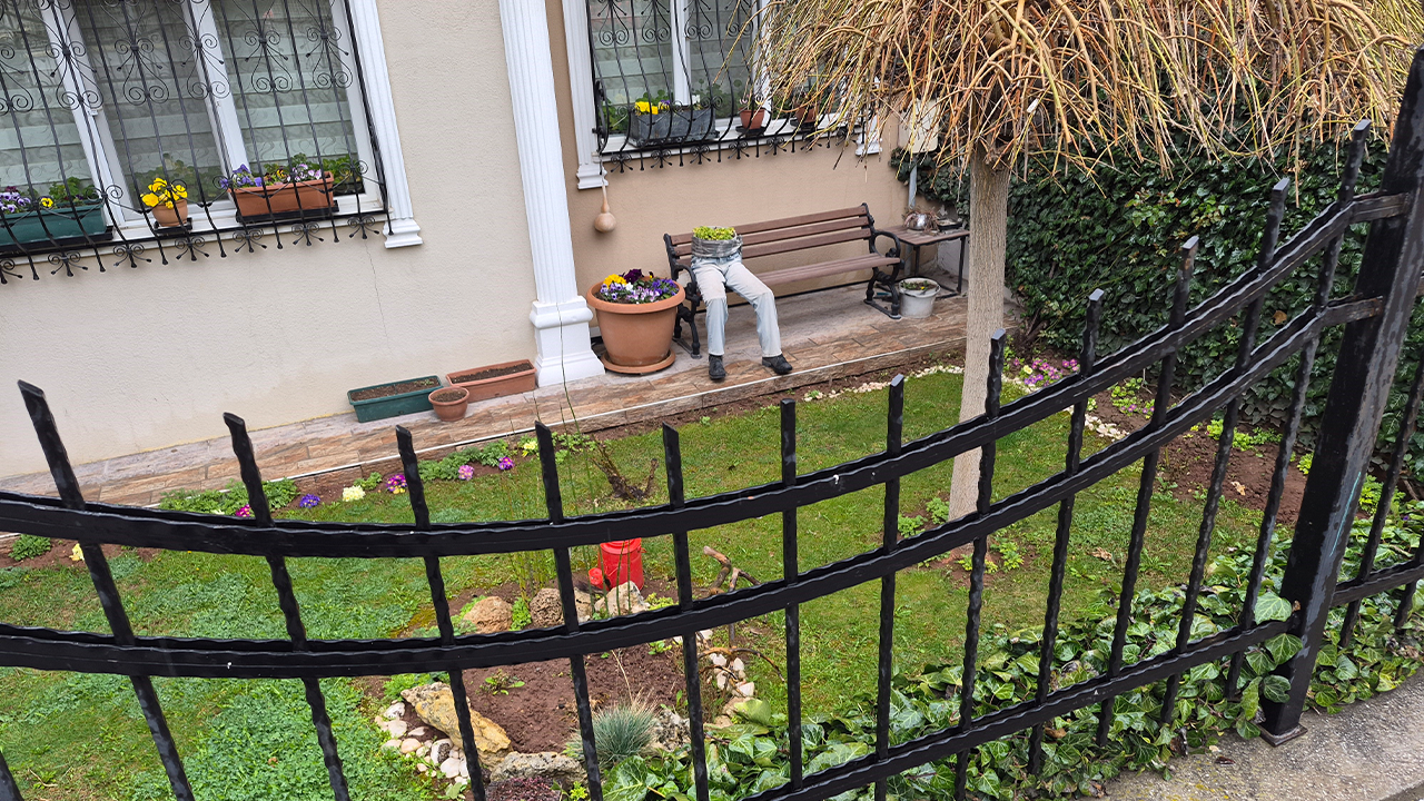 Bahçe Ilginç Dekoruyla Dikkat Çekiyor