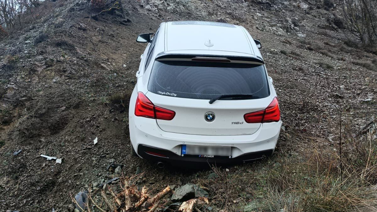 Bariyerlere Çarpan Araç Yol Kenarına Savruldu