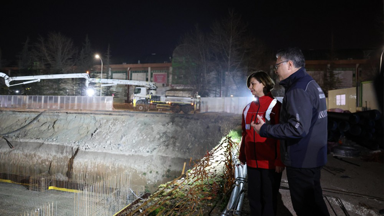 Başkan Ünlüce Pazar Yeri Çalışmalarını Yerinde Takip Etti