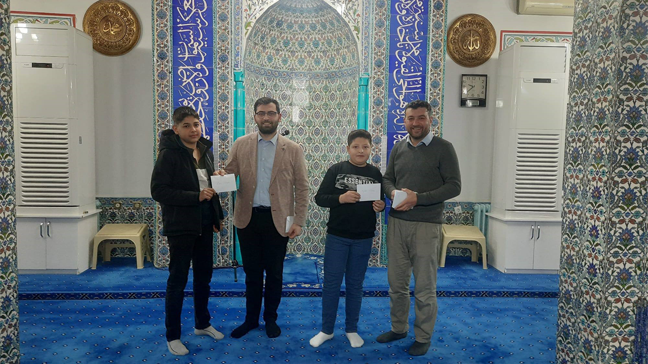 Camiye Devam Eden Çocuklara Harçlık Verildi