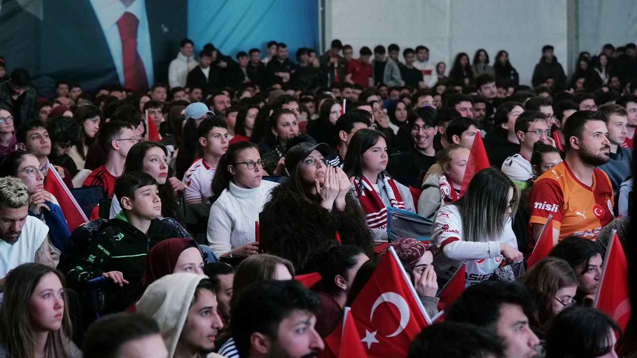 Çok Sayıda Vatandaş Maçı Dev Ekrandan Takip Etti