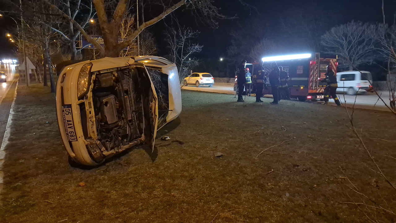 Ekipler Sıkışan Sürücüyü Güçlükle Çıkardı