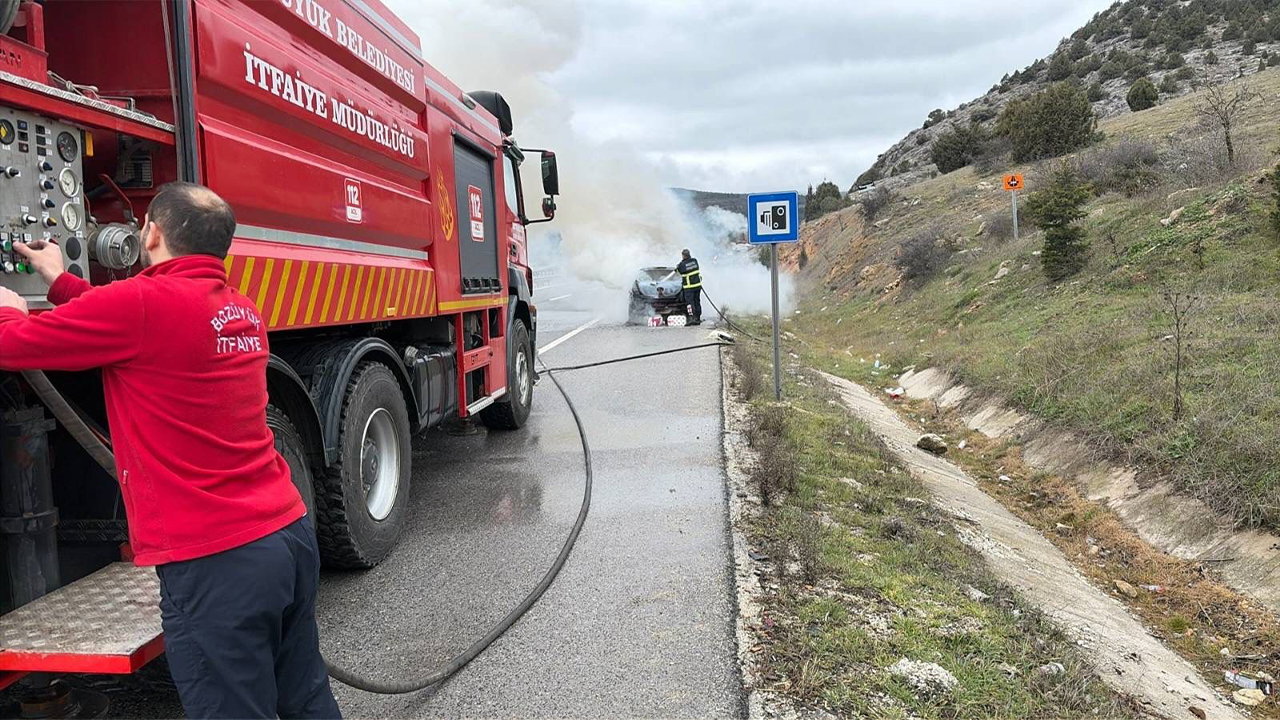 Ekipler Yanan Araca Hızlıca Müdahale Etti-1