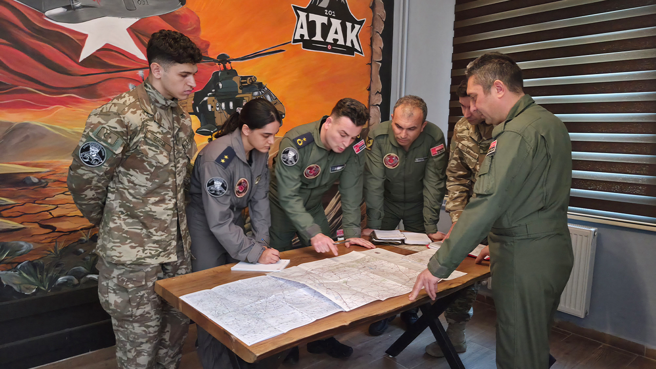 Eskişehir 1. Ana Jet Üs Komutanlığı personelleri