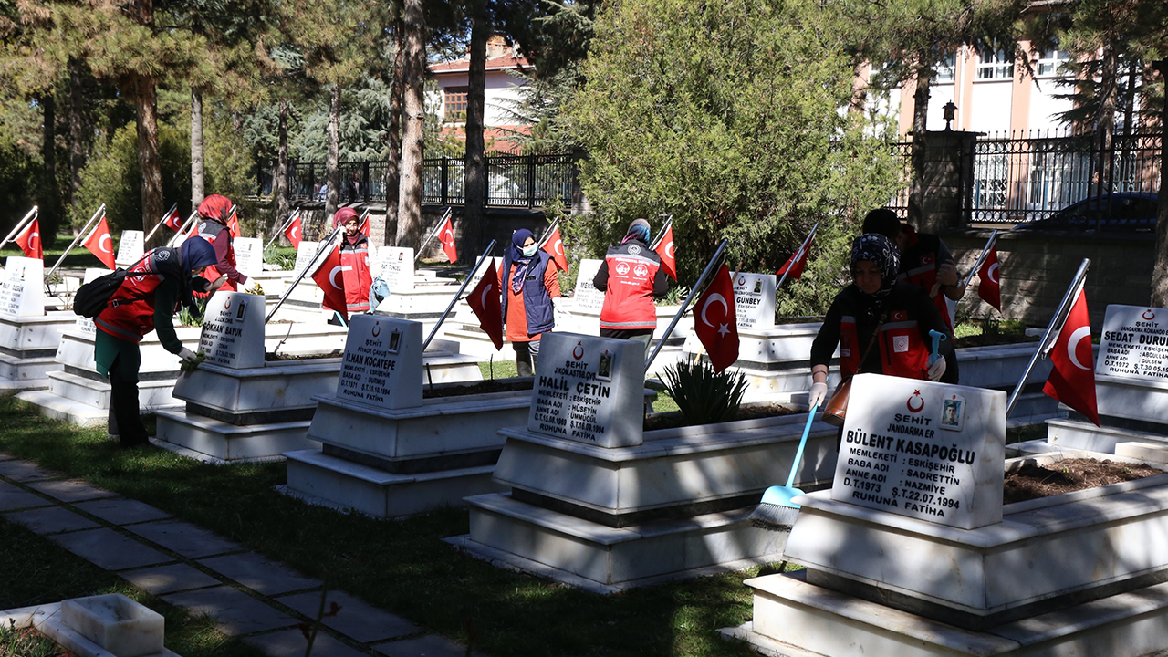 Eskişehir’de Şehit Kabirlerinde Hazırlıklar Tamamlandı!