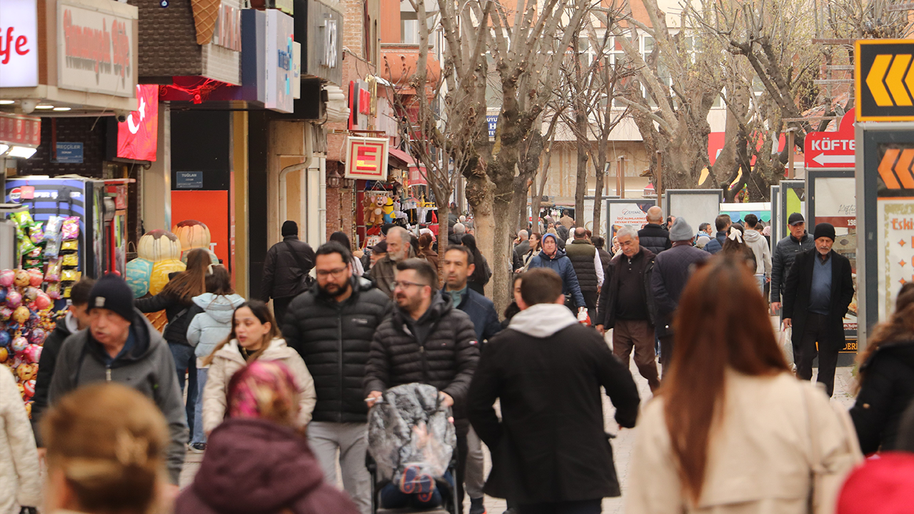Eskişehir’de Yağışlı Havaya Rağmen Sokaklar Doldu Taştı!
