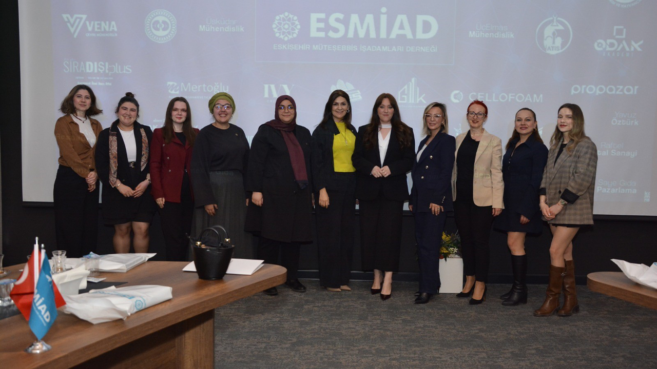 Esmi̇ad Kadın Komisyonu