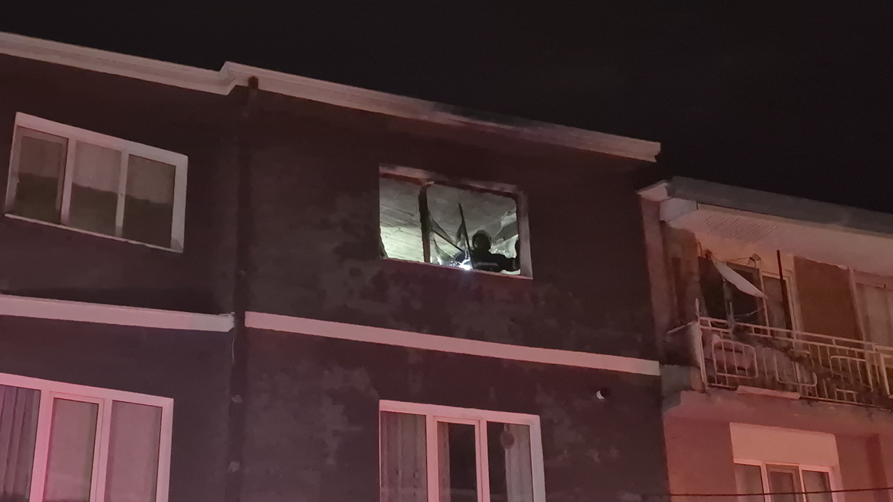 Gece Saatlerinde Çıkan Yangın Paniğe Neden Oldu