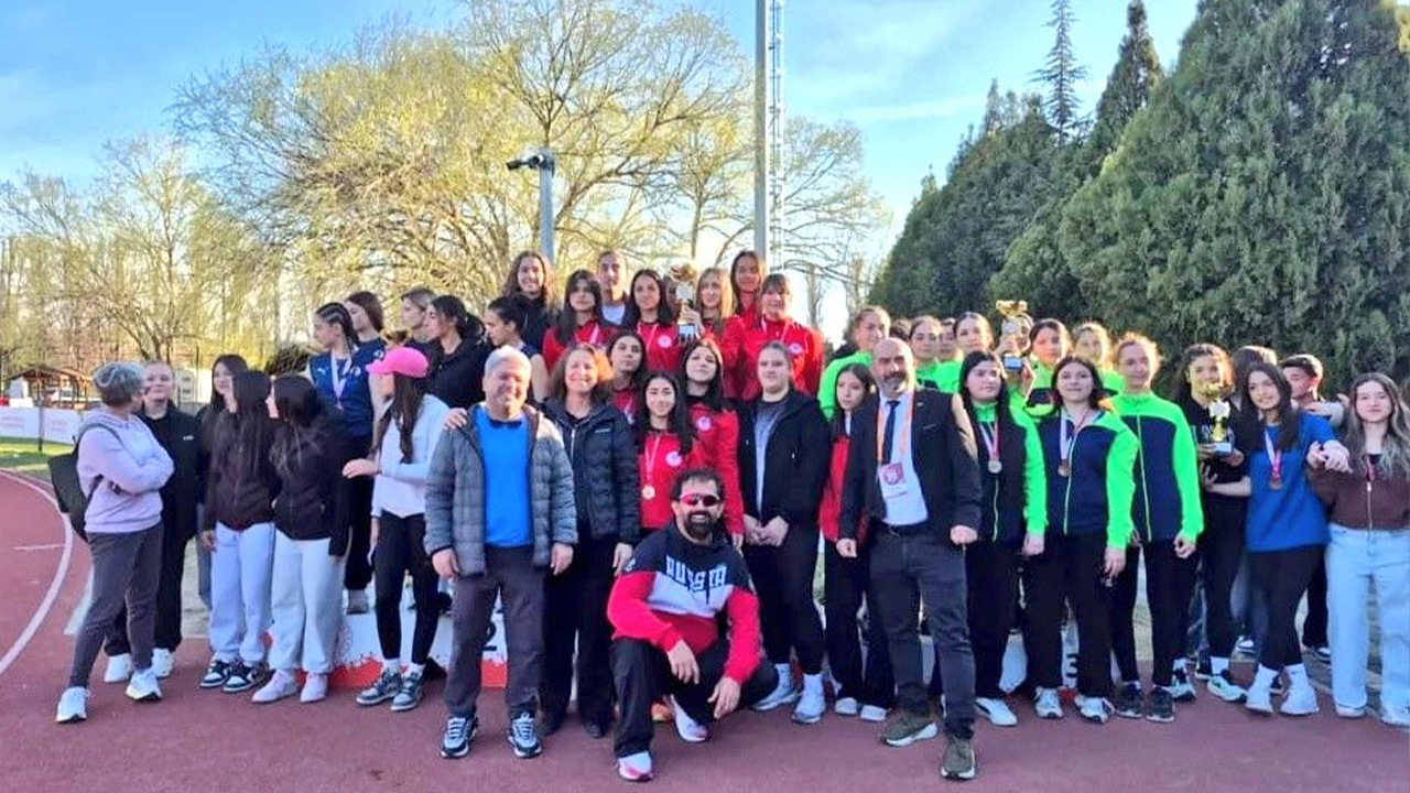 Genç Atletler Derece Için Yarıştı